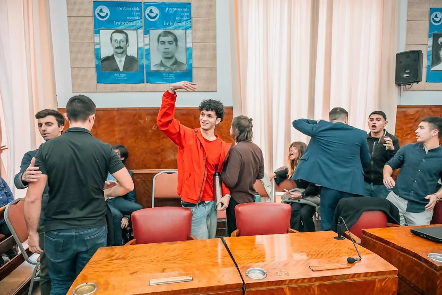 Incidentes en el Concejo Deliberante de Mar del Plata: gritos, forcejeos y hasta huevazos en pleno debate por Cristina