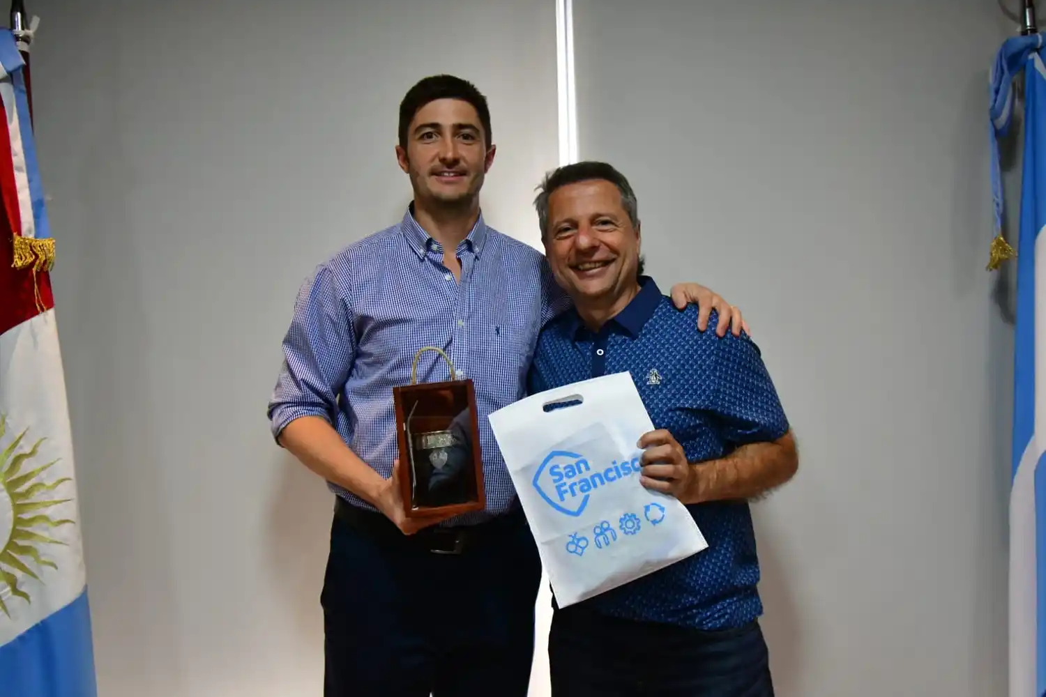 Ignacio Revellino junto al intendente Damián Bernarte.