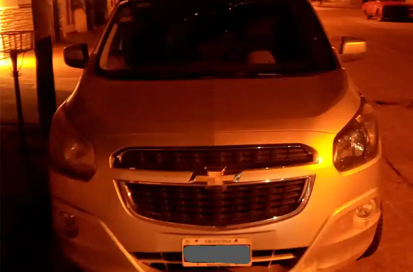 Le tiraron un piedrazo al parabrisas y le robaron la billetera