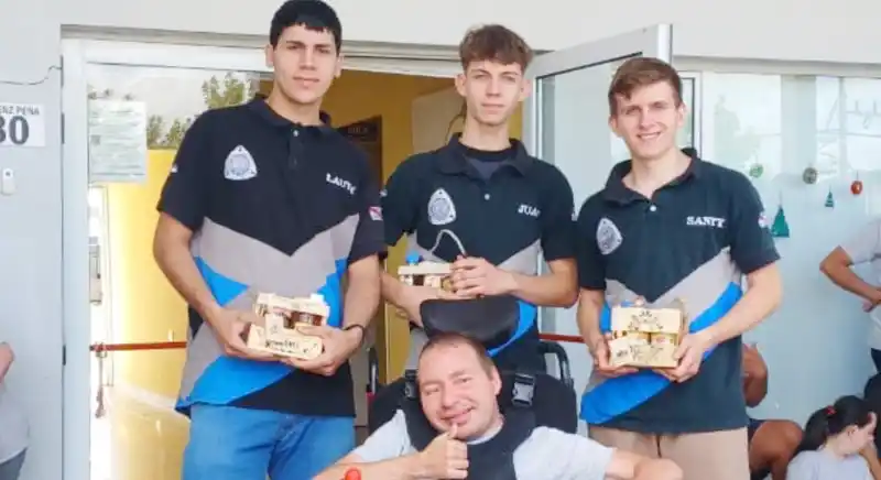 Alumnos adaptaron una silla de ruedas a motorizada para el Instituto Igualar