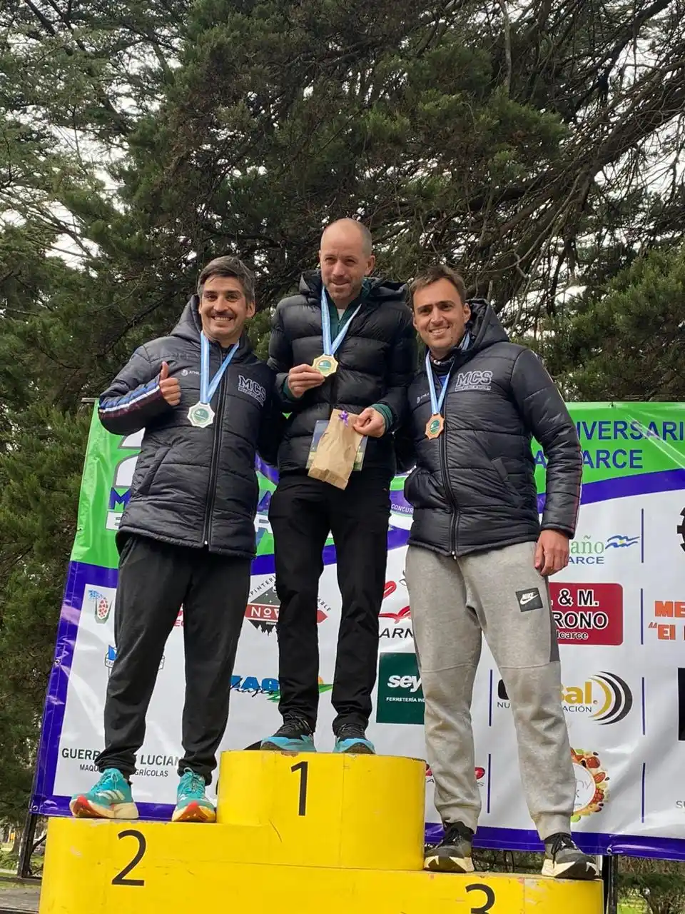 Martín Díaz (segundo) y Martín Bodega (tercero) en la categoría 35 a 39