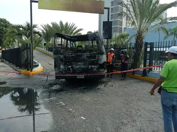 TRANSPORTE PÚBLICO se incendia cargado de pasajeros en plena avenida de Barquisimeto (+FOTOS)