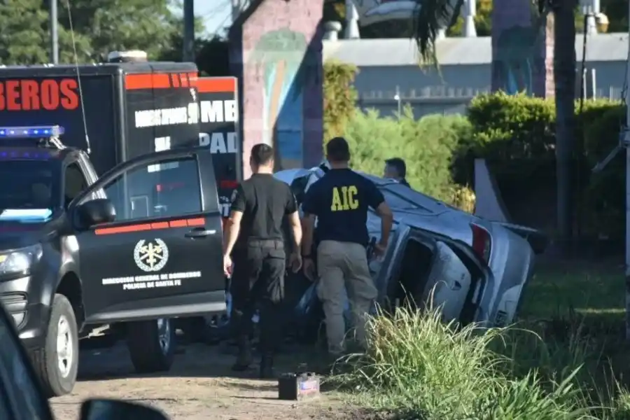 Un hombre de 33 años  murió tras perder el control del auto, volcar e impactar contra una columna en Santa Fe