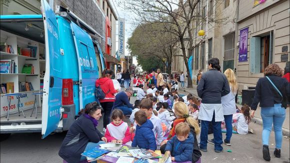 150 años de la Biblioteca Popular Rafael Obligado: la visita del Bibliomóvil, con actividades