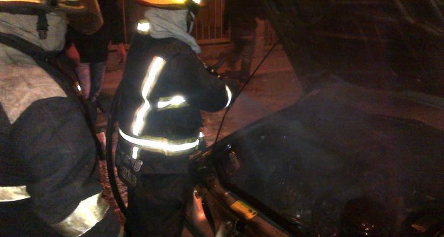 Bomberos controló un incendio de vehículo
