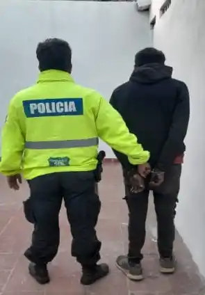 Un hombre fue aprehendido in fraganti mientras robaba en una panadería de la calle De la Canal