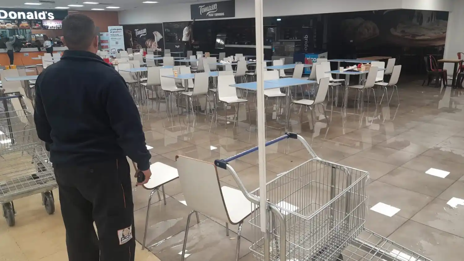 El techo se desplomo en el patio de comidas de Carrefour de Gonnet. FOTO: Hechos y Derecho.