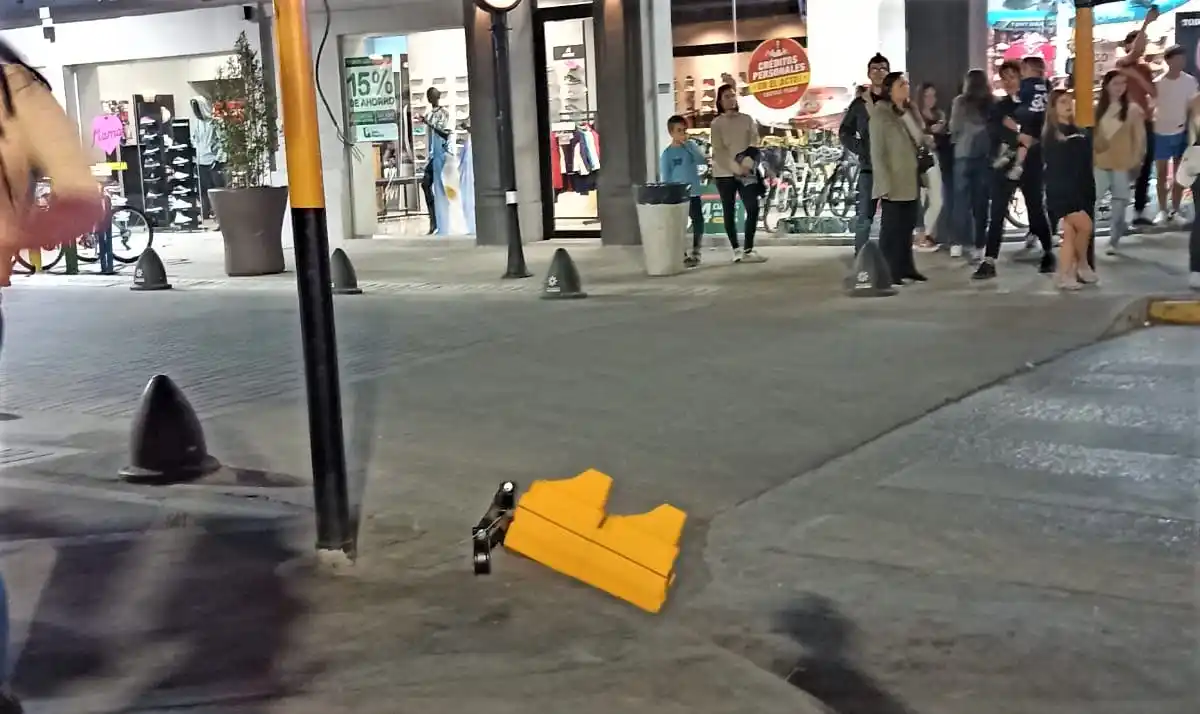 Dañaron los semáforos de la esquina de Mitre y la Peatonal durante los festejos de Paraná campeón