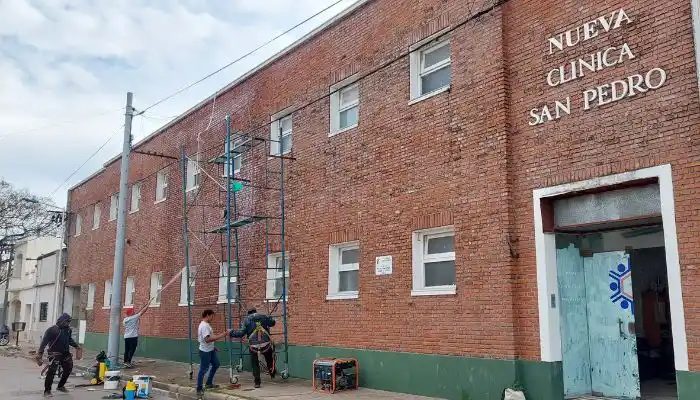 Clínica San Pedro: refaccionan el frente y continúan las obras dentro del edificio