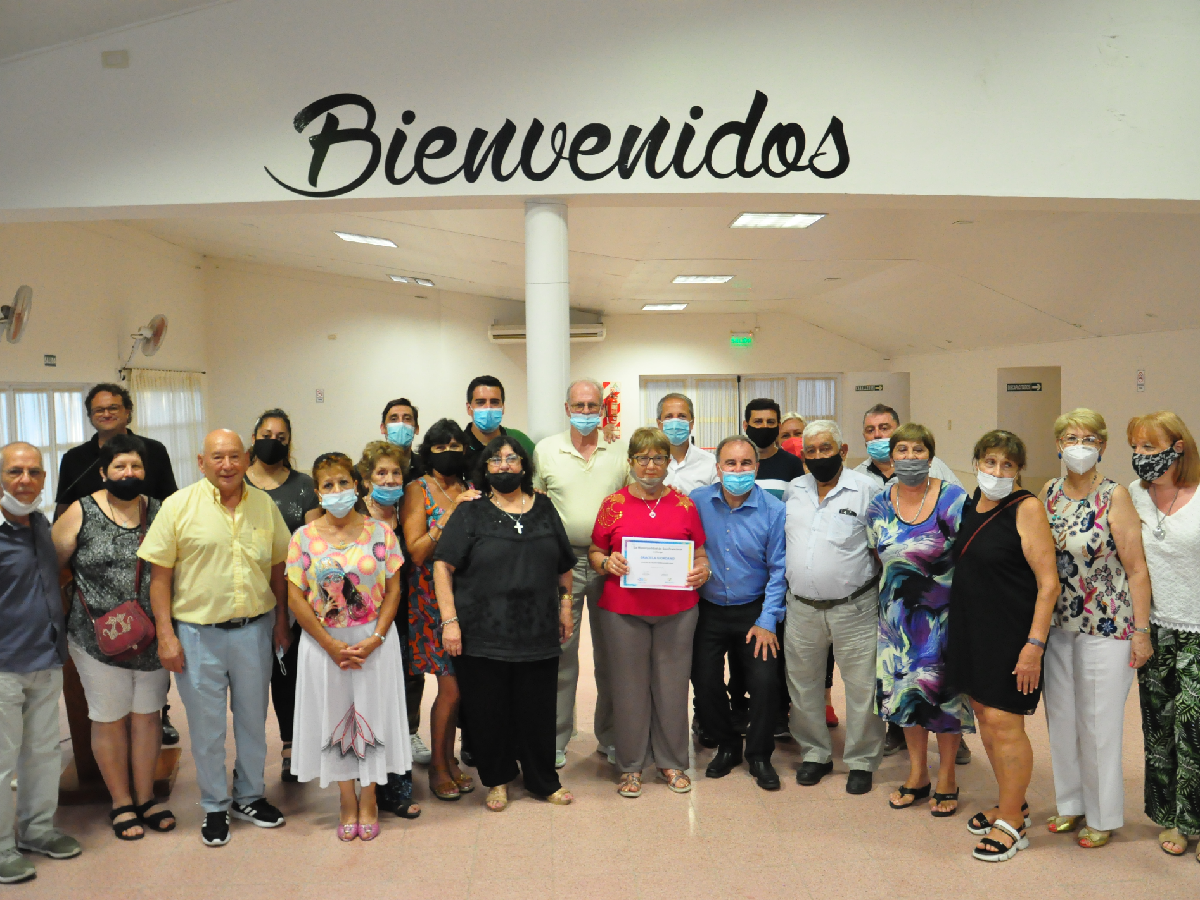 Personas mayores recibieron sus certificados por asistir a talleres municipales