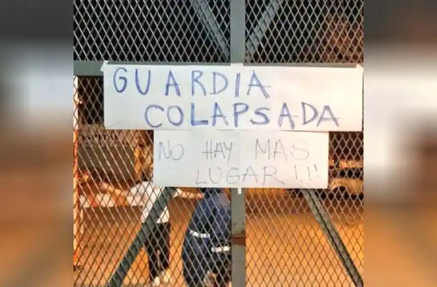 Colgaron un cartel de «guardia colapsada» en el Sáenz Peña: «Estamos así desde la semana pasada», confirmó el director