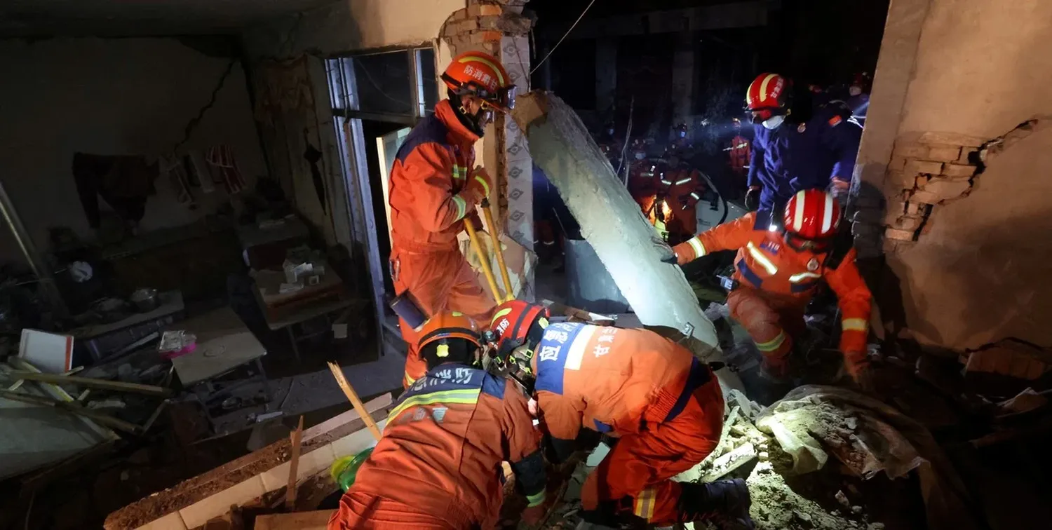 Los trabajadores de rescate realizan operaciones de búsqueda y rescate en la aldea de Kangdiao después del terremoto. Créditos: Reuters