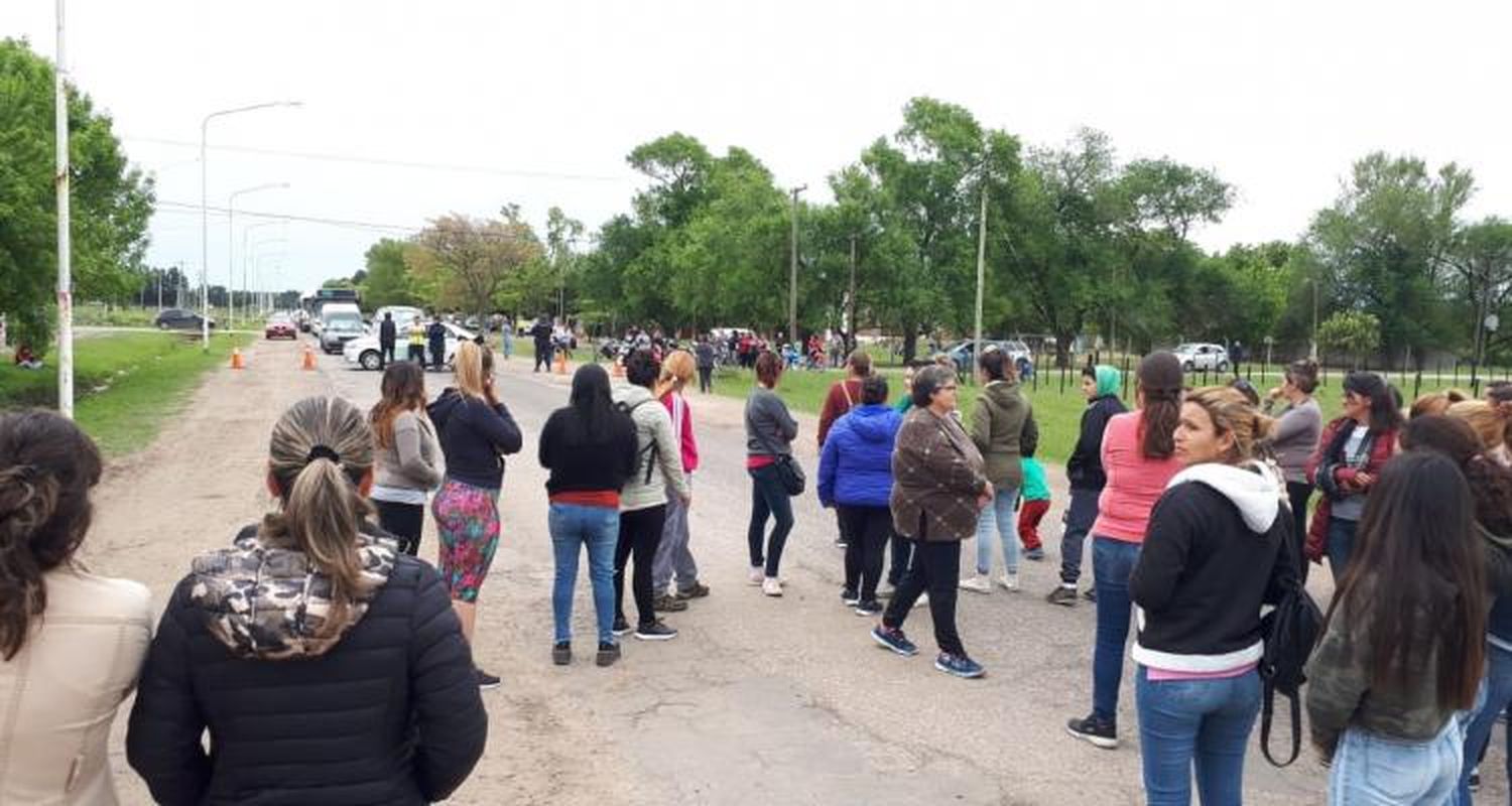 Escuela 13: Cortaron el tránsito para reclamar por el camino Lucio Mansilla