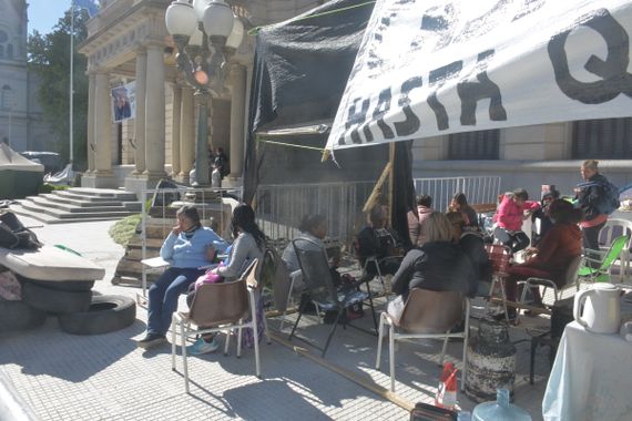 El Movimiento 1 de Octubre dejó el acampe, pero la familia Simón permanecerá
