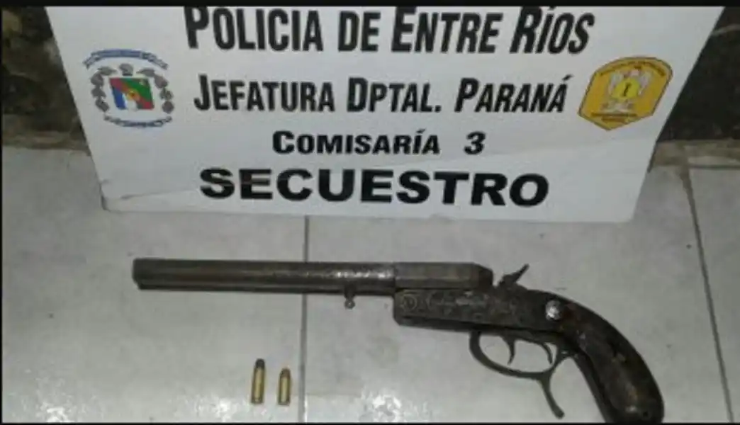 Una joven fue amenazada por su ex con un arma de guerra