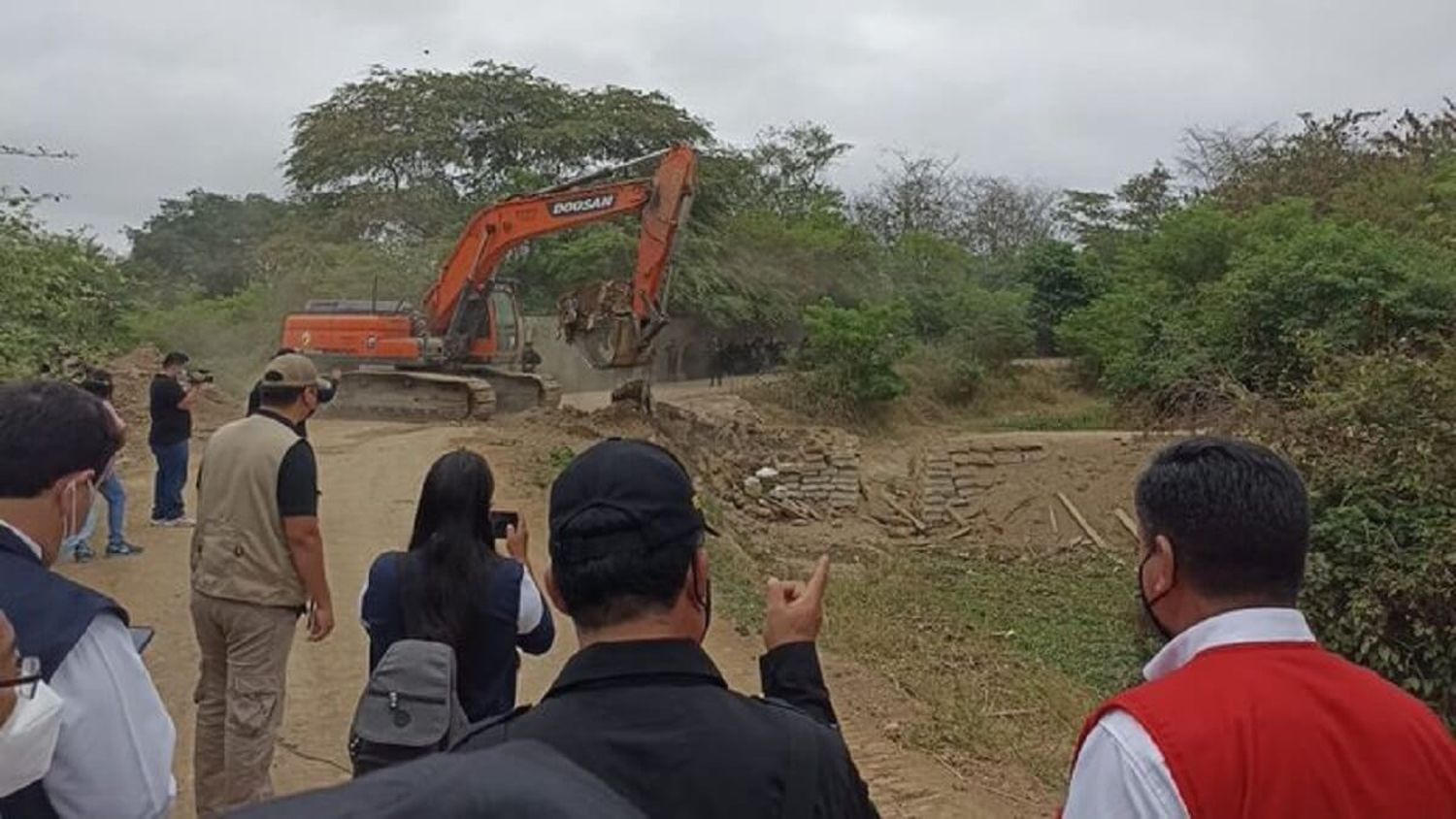 PERÚ Y ECUADOR tumban puentes para evitar paso irregular de migrantes, la mayoría venezolanos
