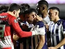 Miguel Navarro, consolado por compañeros, rivales y hasta el árbitro tras el acto de xenofobia que sufrió en el encuentro entre Talleres de Córdoba y San Pablo por la Copa Libertadores. Foto: EFE/ Isaac Fontana