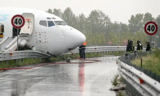 Un avión de carga se despistó en Italia y terminó aterrizando sobre una ruta