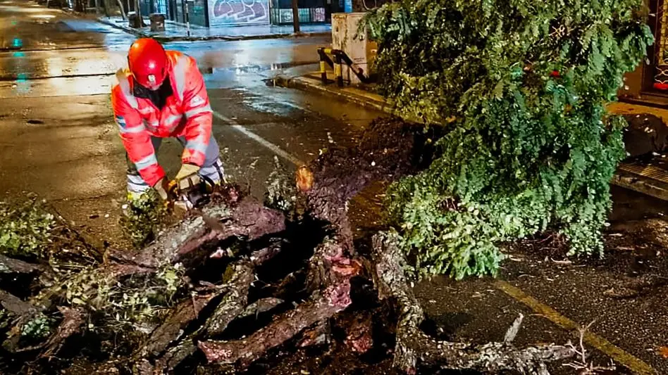 Tras las lluvias, el Municipio evacuó vecinos del barrio 2 de Abril y continúa con tareas de asistencia: "Se registraron 95 mm de lluvia"