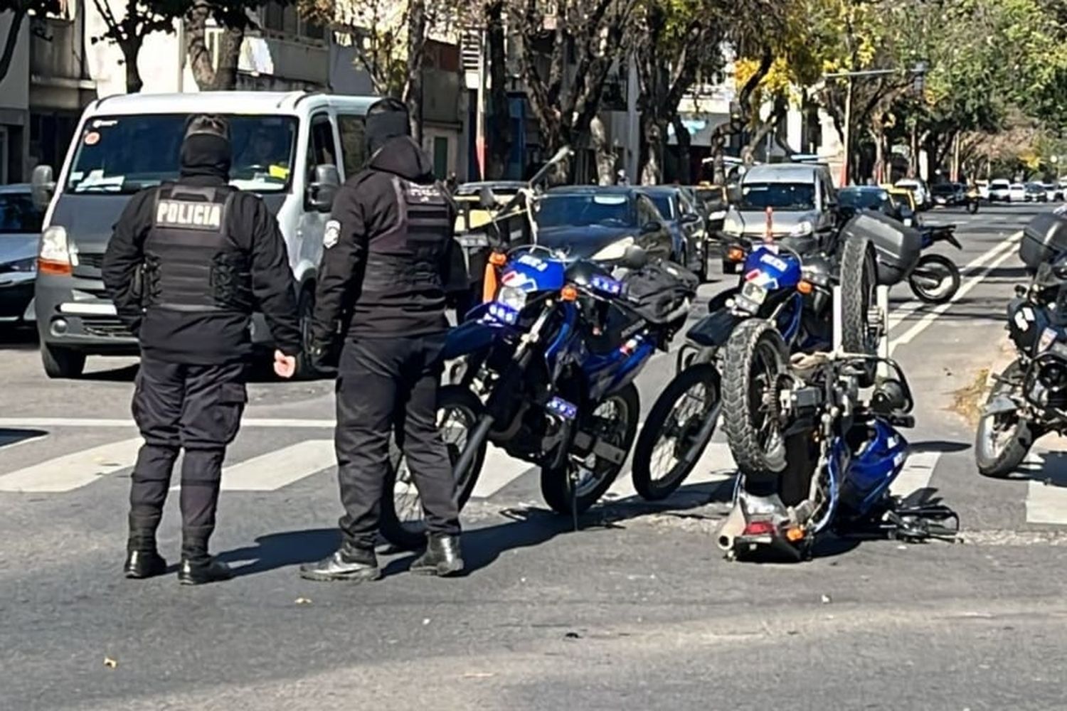 Una persecución terminó en choque entre una moto policial y una camioneta de Gendarmería