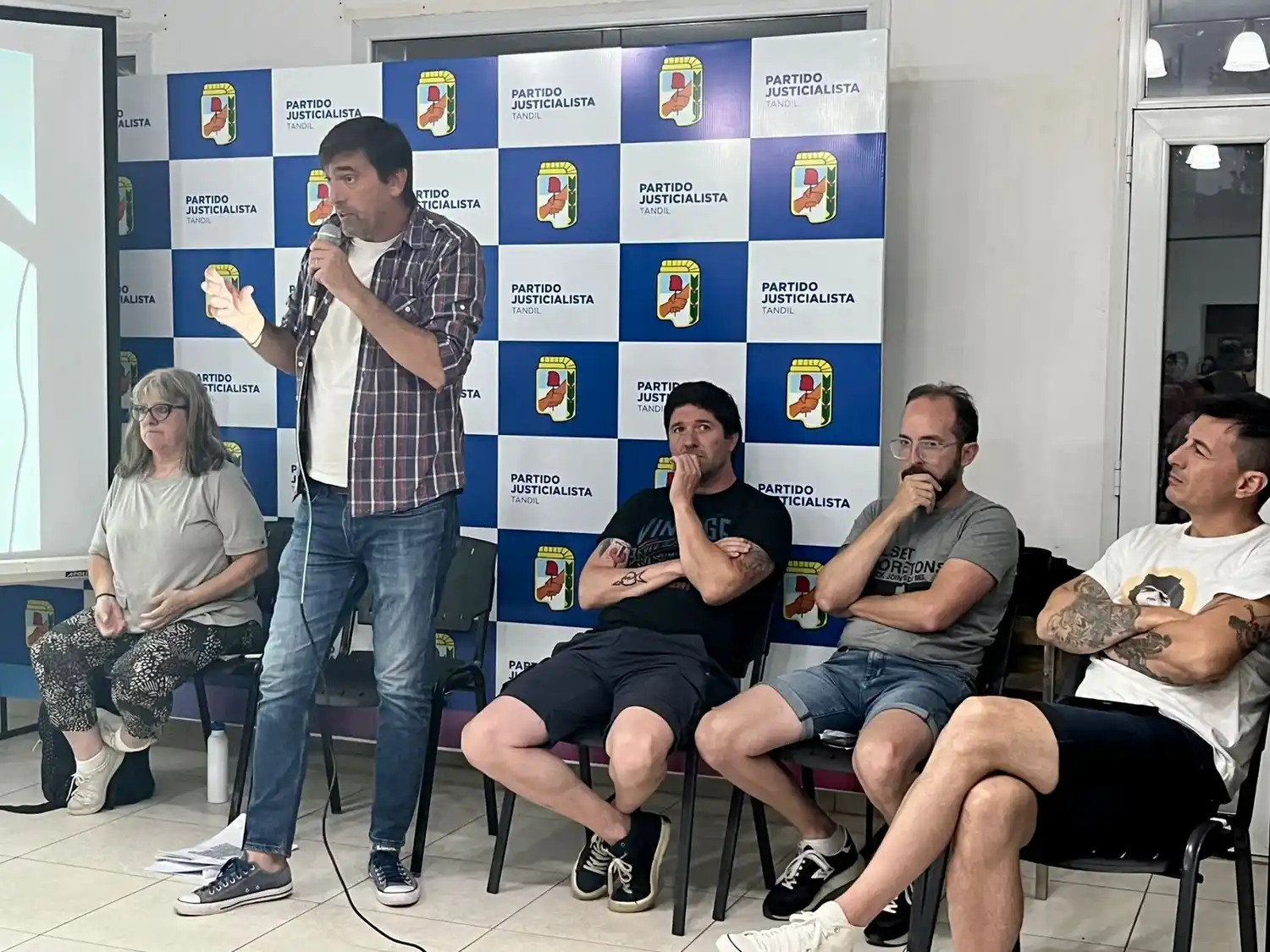Rogelio Iparraguirre encabezó la charla ante un local partidario colmado.