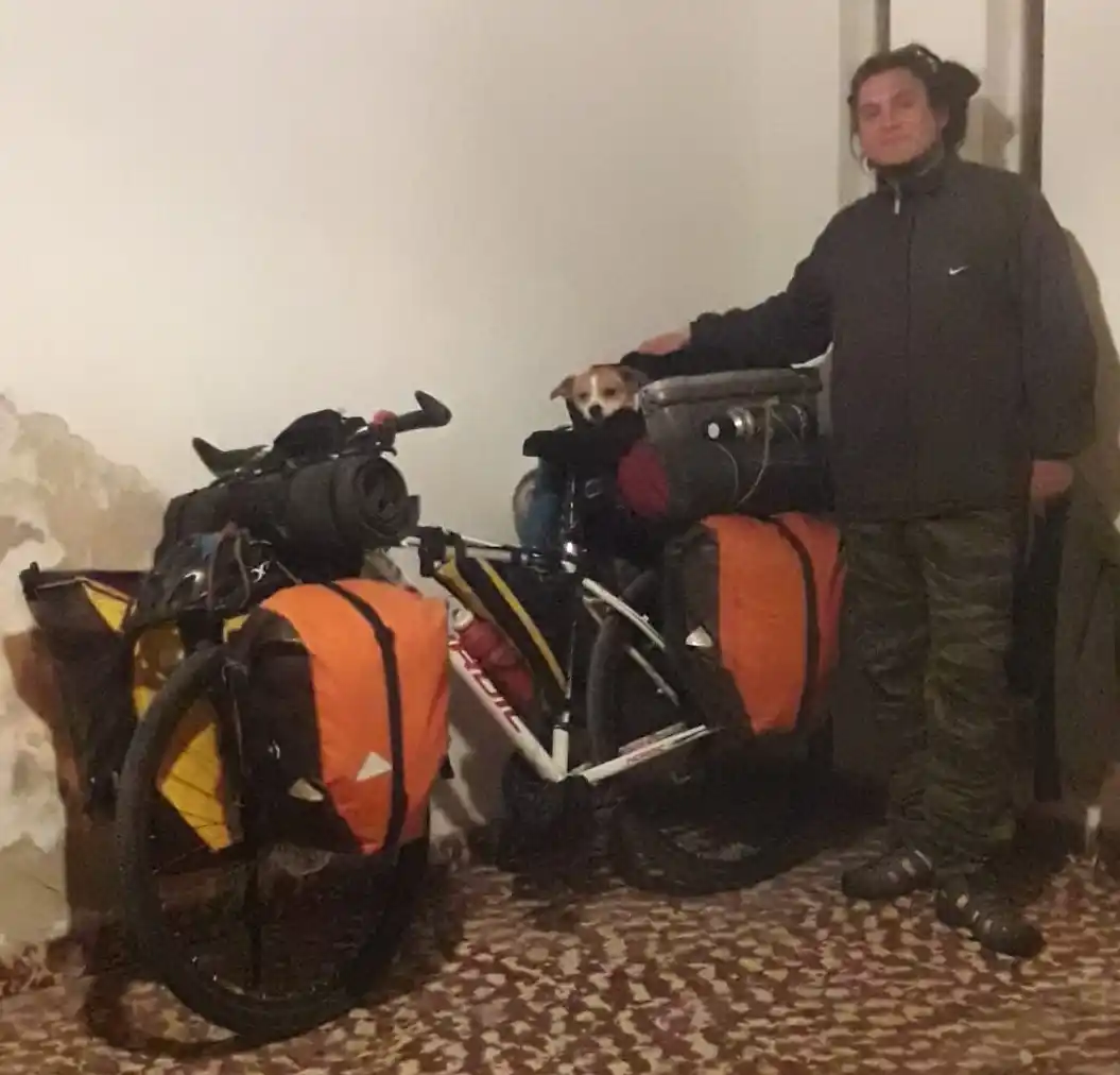 Nito, el trotamundos de la bicicleta, empieza el regreso a tierra chilena