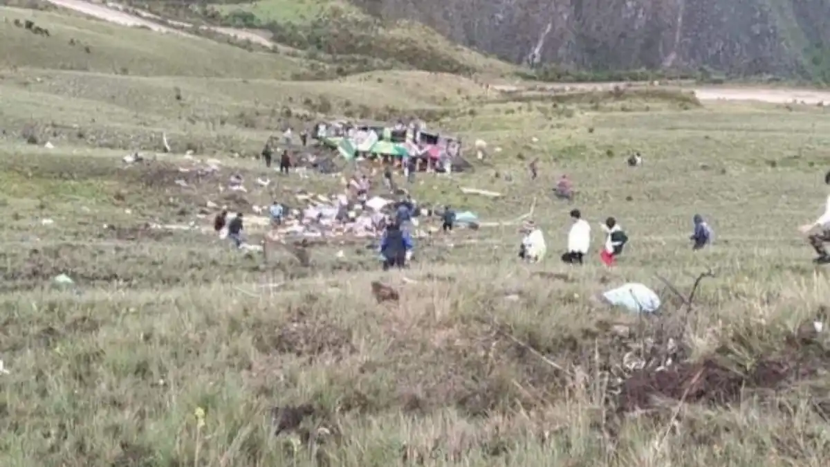¡TRAGEDIA EN PERÚ! Al menos 20 muertos tras caer un autobús a un abismo