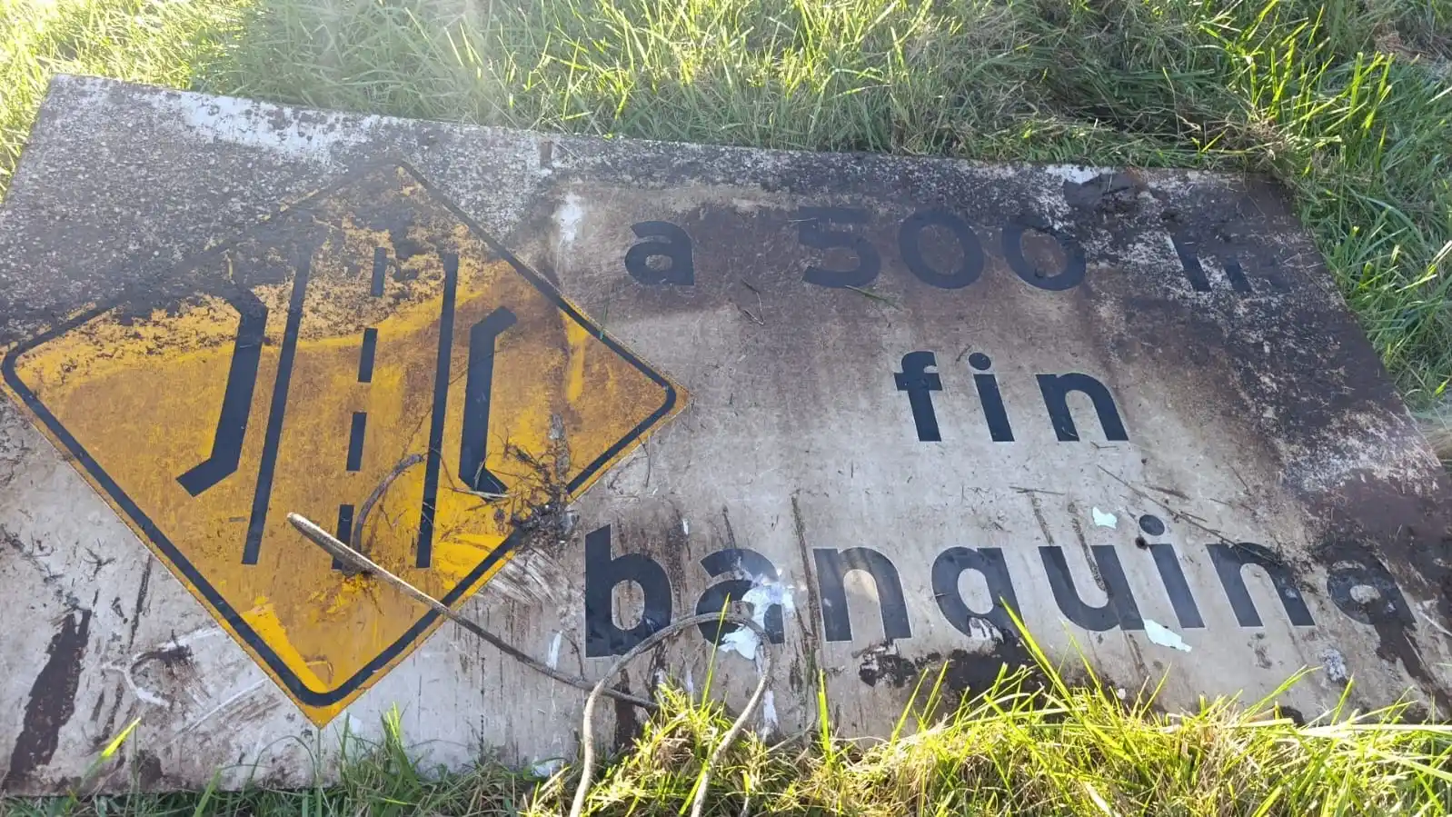 Un cartel vial estaba sobre la Autovía 2 km 396 impidiendo que se desagüe las zonas inundadas