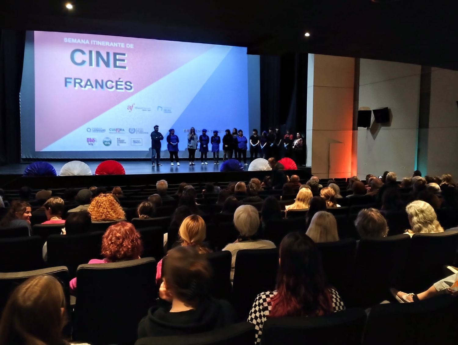 Alumnos de la EPS N° 2 presentando el plato vol au vent en el Ciclo de Cine Francés