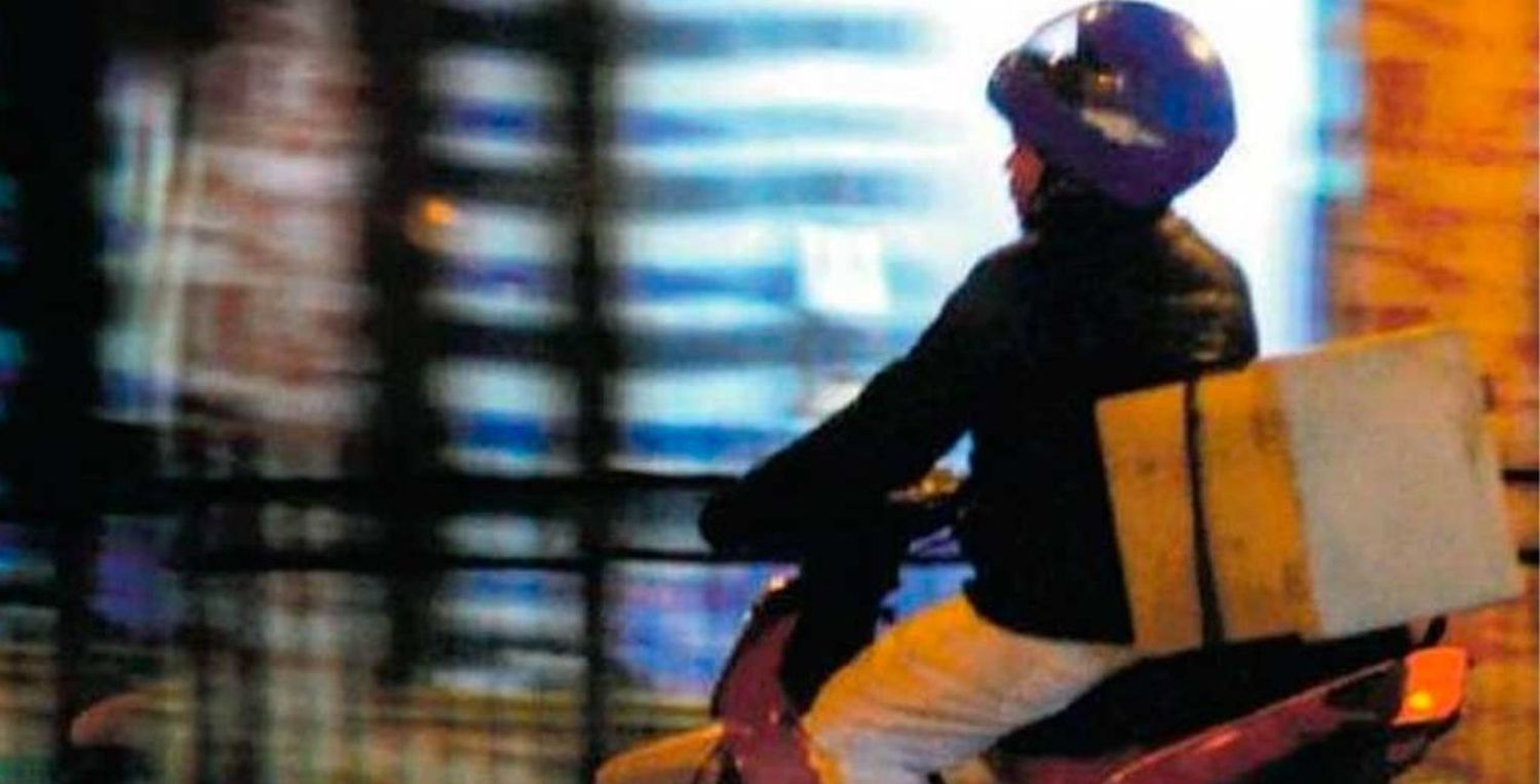 Le robaron la moto a un delivery y le dispararon mientras huían