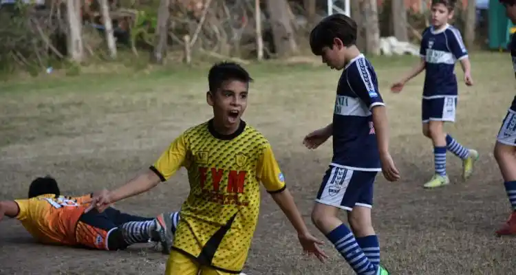 La Liga Infantil aprovechó el Día de la Bandera