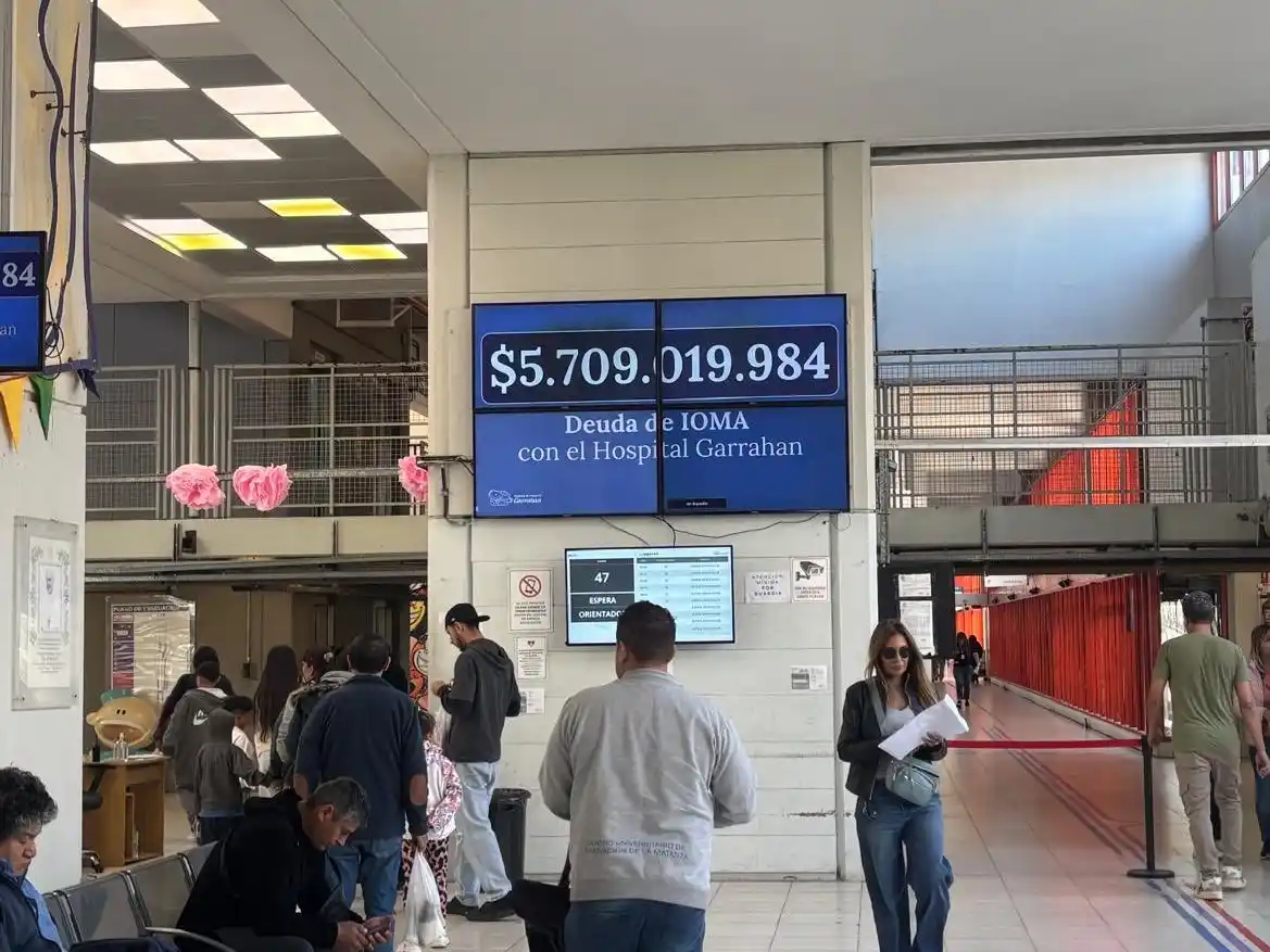 La pantalla gigante con la cifra de la deuda con el Garrahan