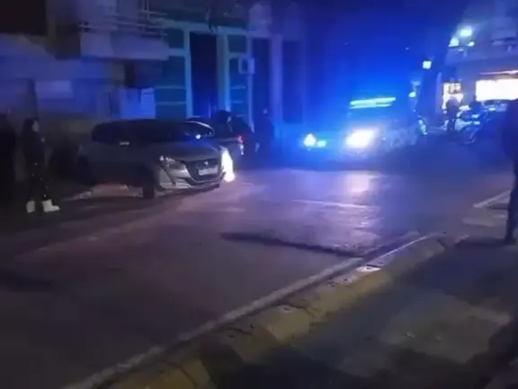 Un auto chocó a otro en el centro de Rosario en medio del corte de luz.