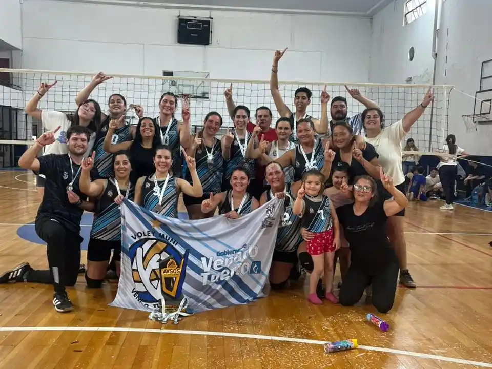 Las chicas de la Muni en lo más alto del maxi vóley del sur-sur santafesino.