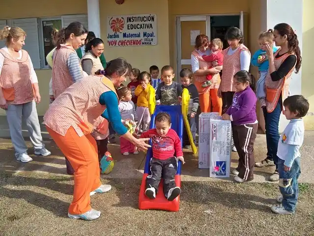 Niñas y niños de los Jardines de Infantes celebran su día