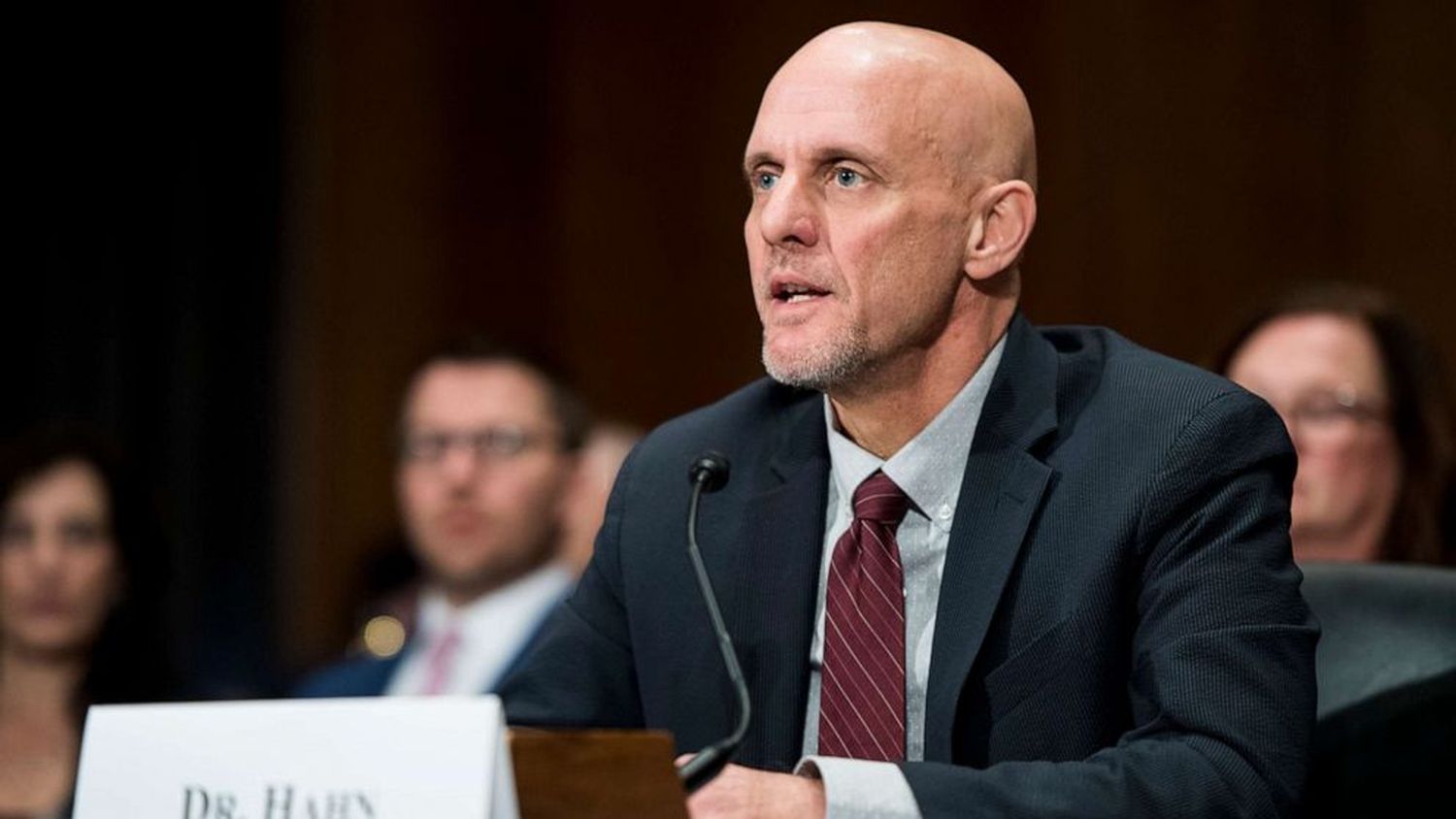 El jefe de la FDA se negó a respaldar los dichos de Trump 