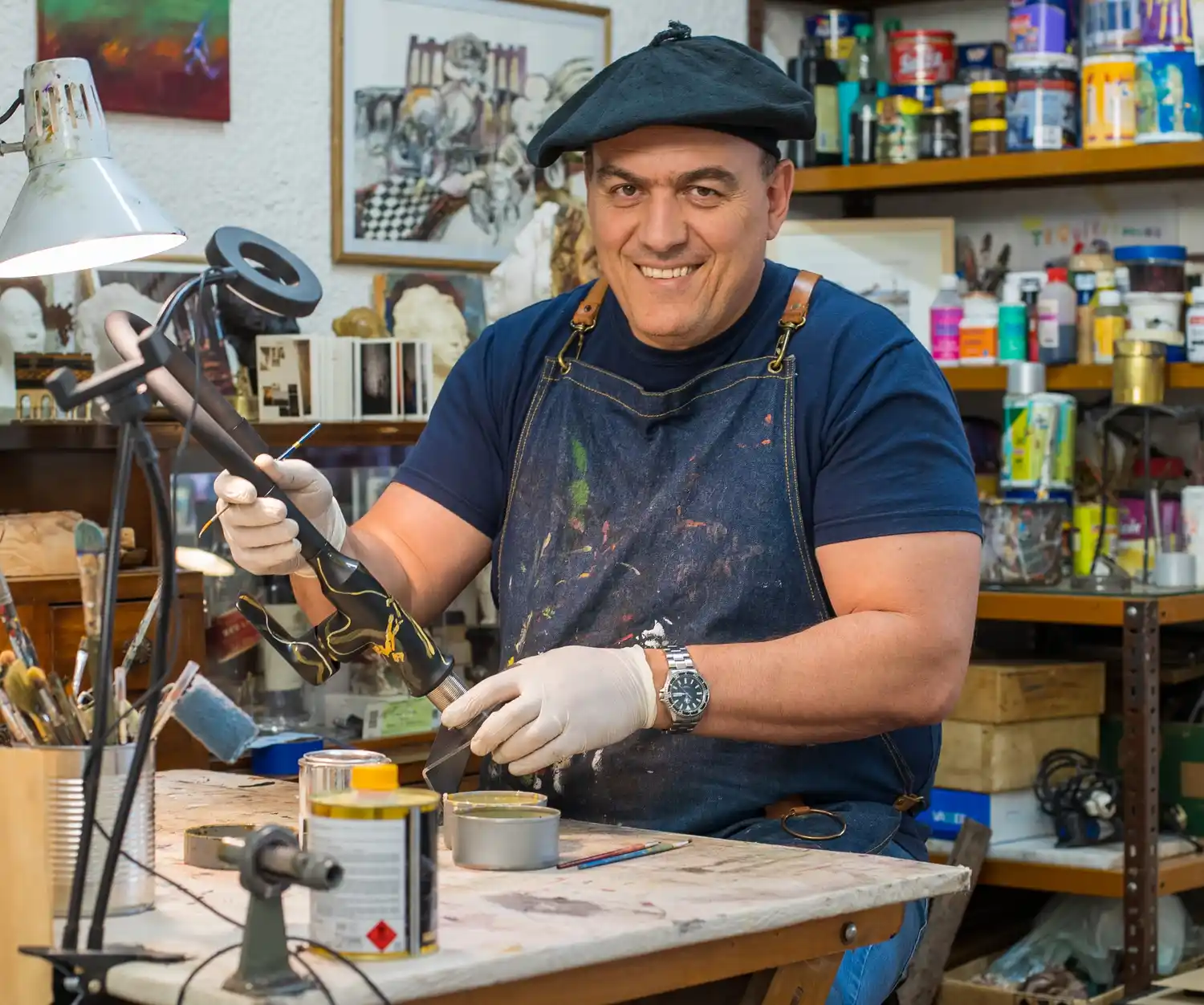El artista plástico Mauro Calderone trabajando en su taller. Foto: Ilustración