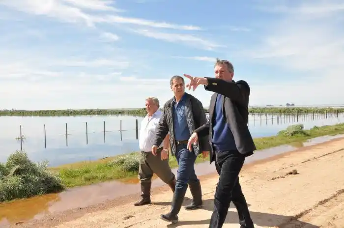 Emergencia agropecuaria: "Topo" Rodríguez e Intendente Walker recorrieron zonas afectadas en Pila