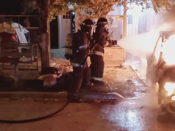 Un auto quedó consumido por las llamas en la madrugada y puso en alerta a todo el barrio Güemes - 3