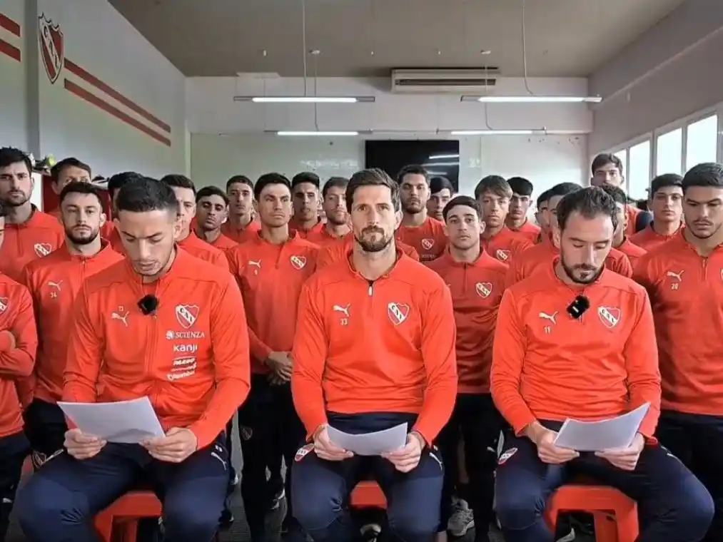 El plantel del Rojo dando un cmunicado sobre la sanción de CONMEBOL.Foto:Captura de pantalla