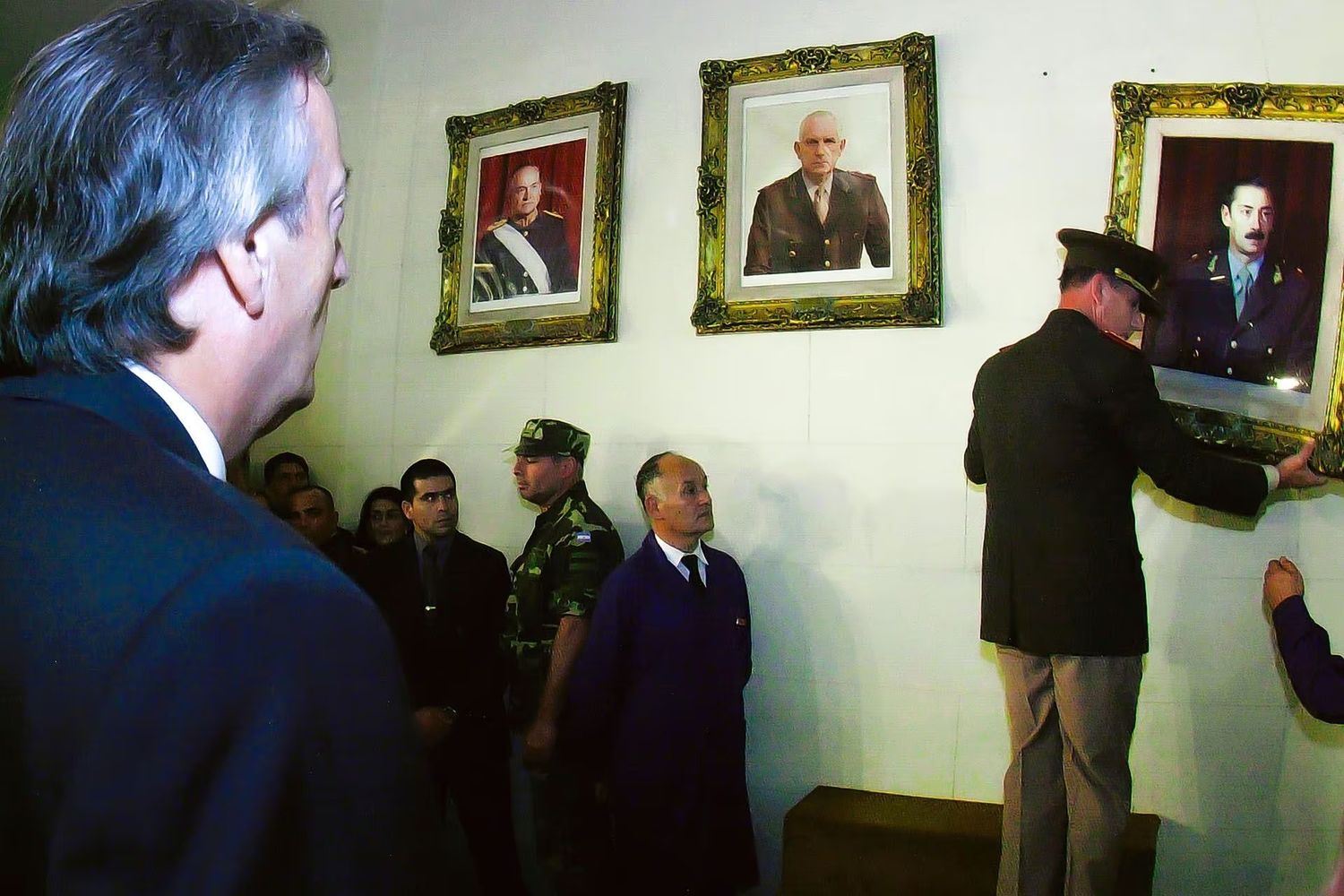 El momento en el que el entonces jefe del Ejército, Roberto Bendini, retira el cuadro del dictador Jorge Rafael Videla de la Galería del Colegio Militar.