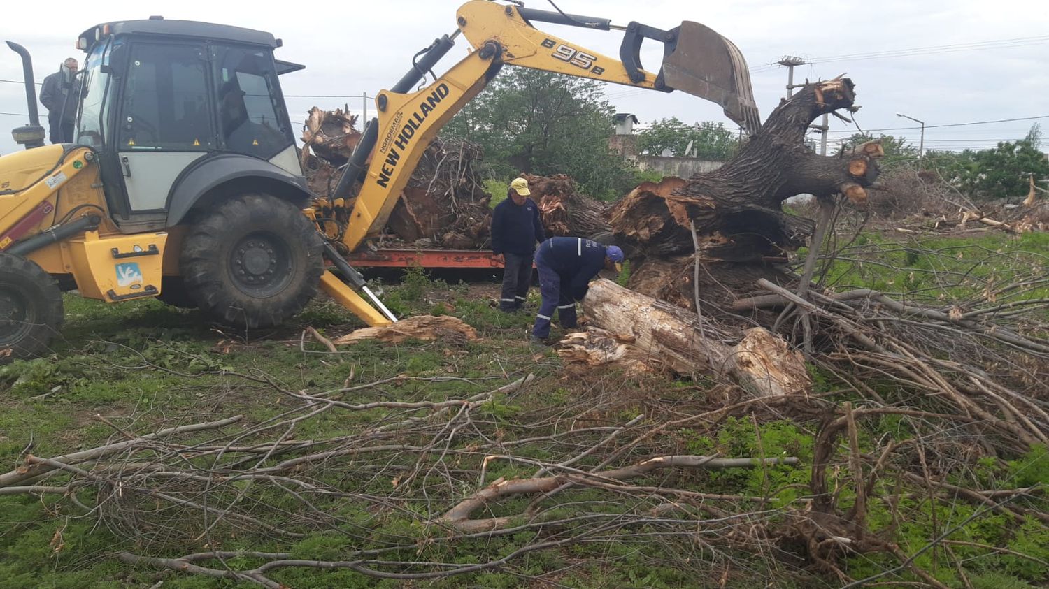 El gobierno municipal refuerza las tareas de desmalezado en distintos barrios