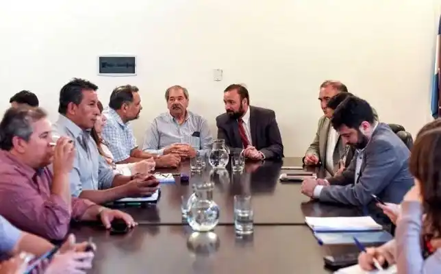 La Gobernación mejoró la oferta a estatales e incorporó cláusula gatillo