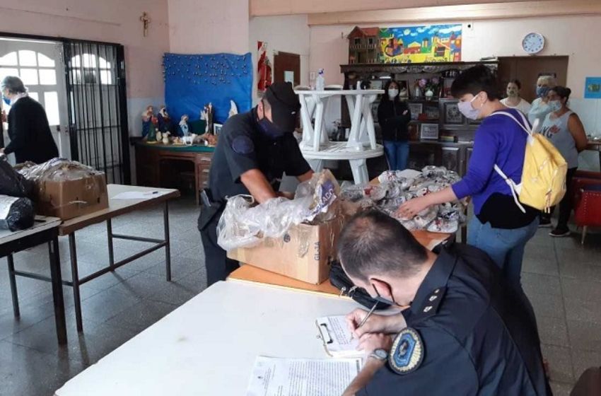 Destinan zapatillas y mochilas secuestradas en una causa a un hogar del barrio Las Heras