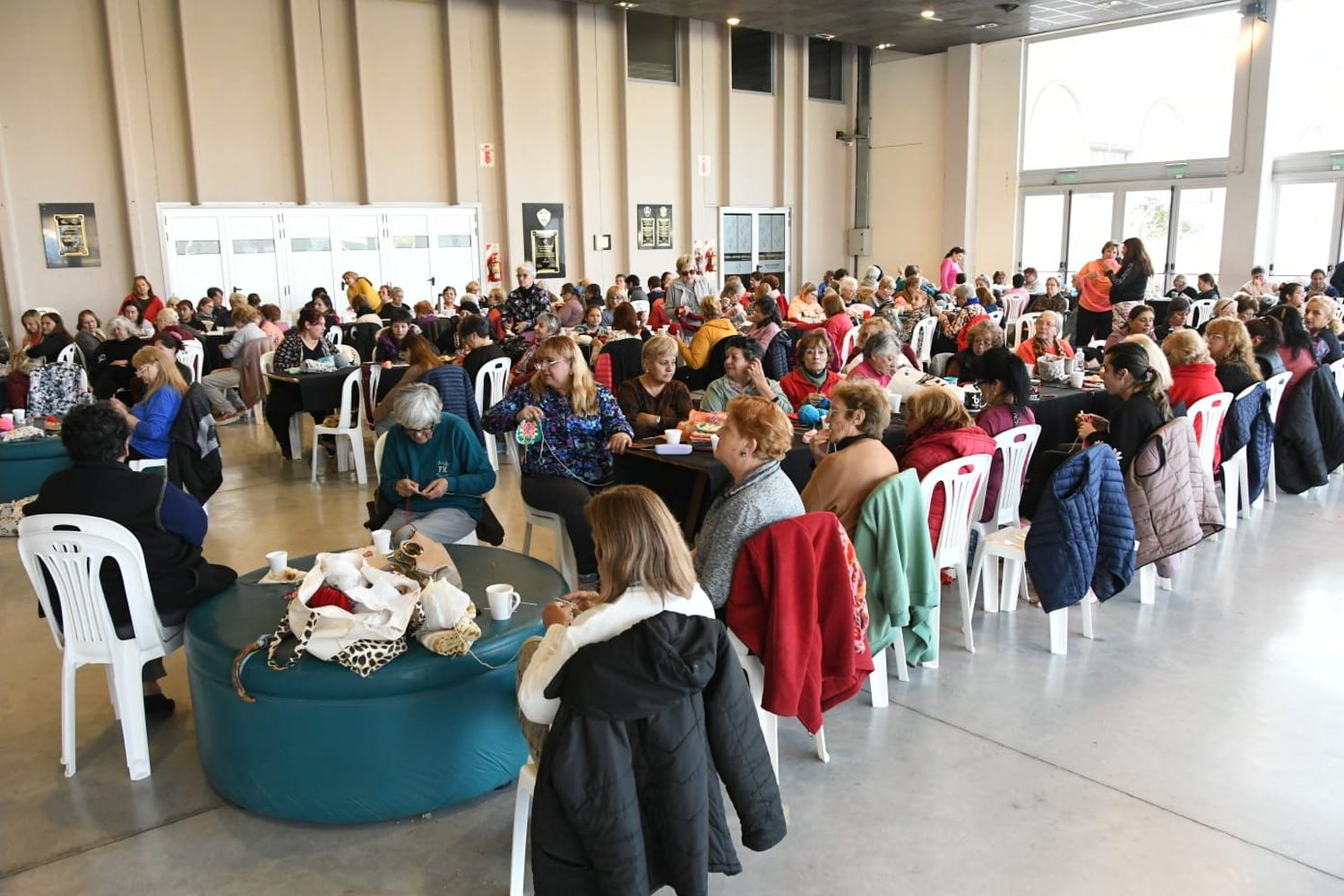 Con la entrega de más abrigos finalizó la campaña de tejido solidario