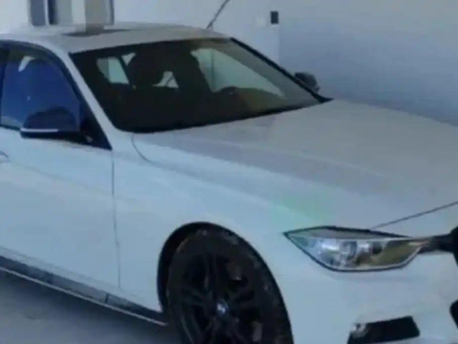 El hombre tenía escondido el vehículo en el patio de su casa.