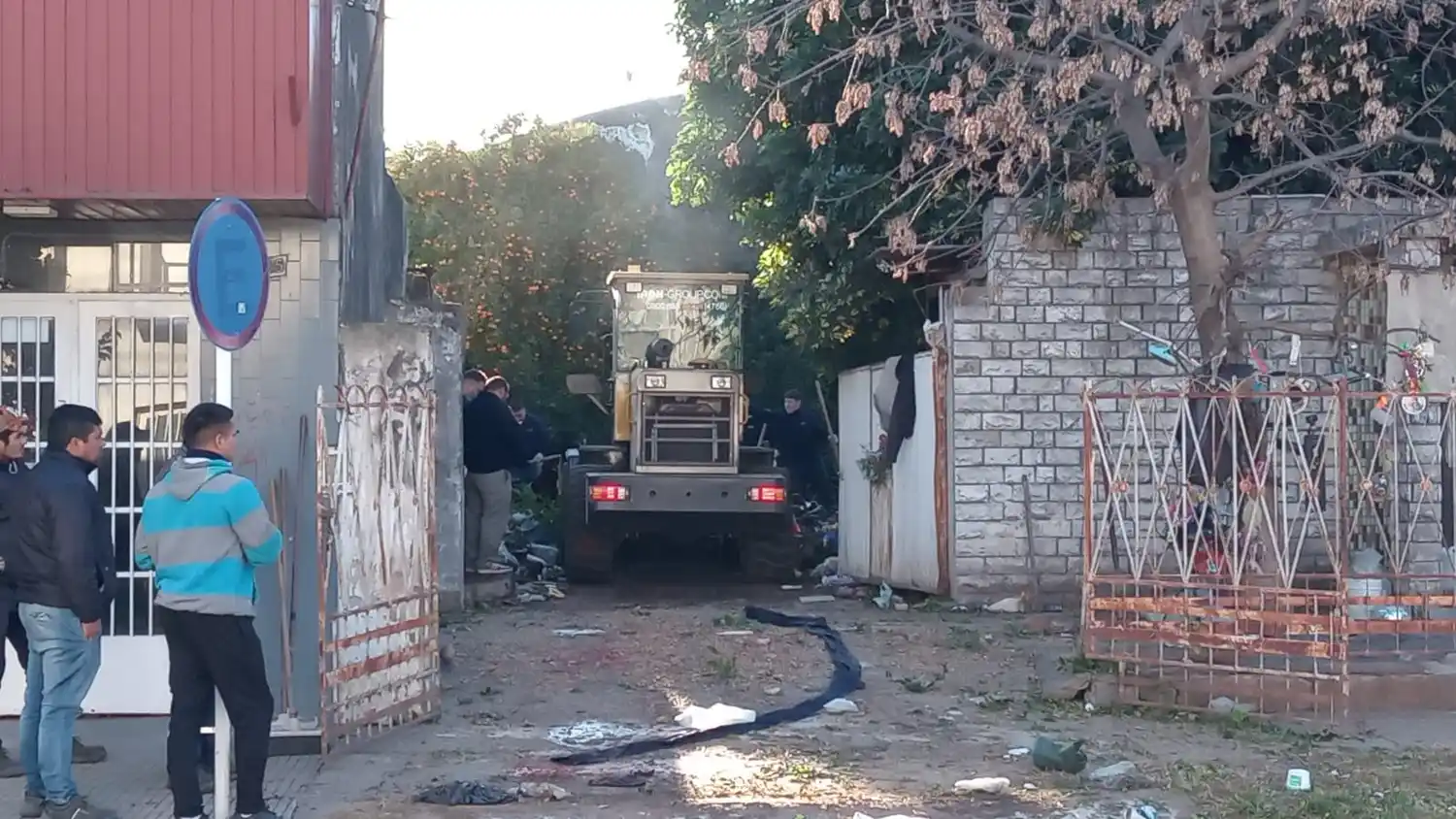 Las máquinas municipalidad ingresando a limpiar el predio.