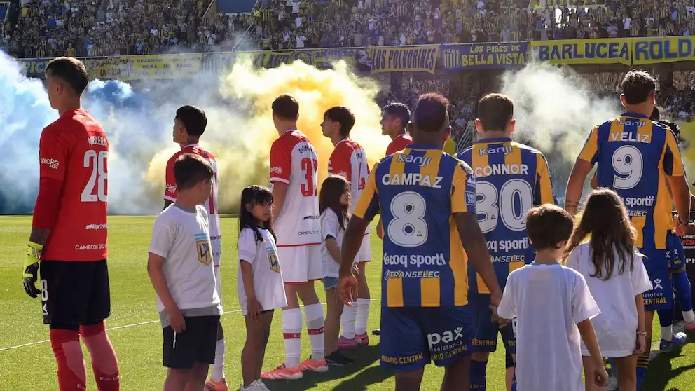 Cómo se gestó el pasillo de espaldas de Estudiantes al "campeón designado" Rosario Central: ¿Serán sancionados?