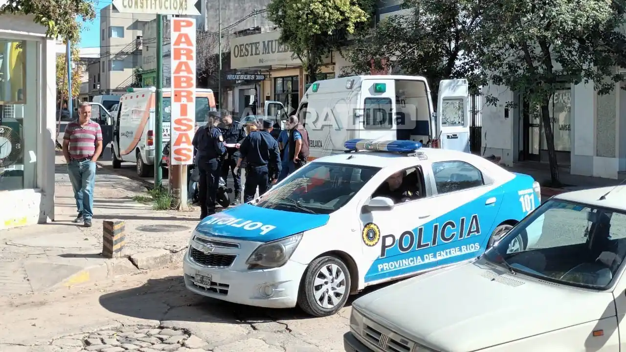 Una mujer perdió el equilibrio de su moto y tuvo que ser hospitalizada