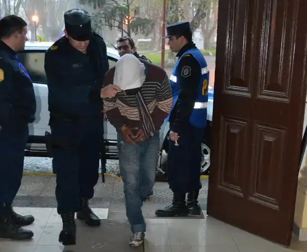 Asaltan una despensa y allanan un domicilio en el barrio Zabalet